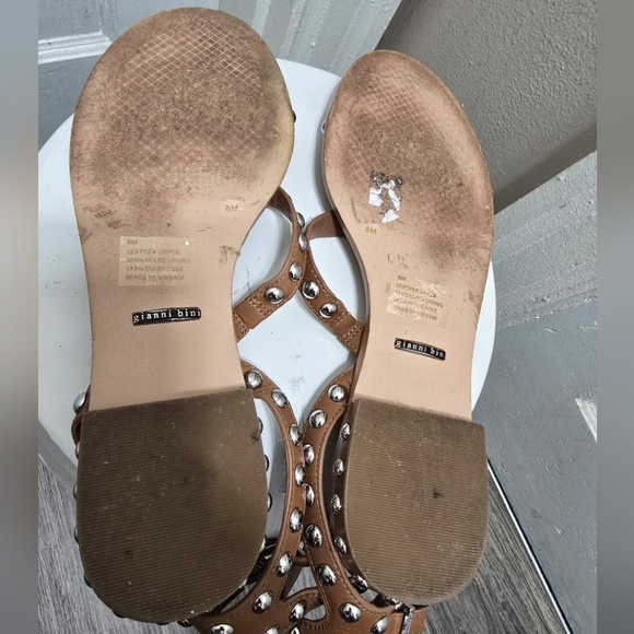 Gianni Bini Thong Studded Strappy Back Buckle Brown Leather Sandals. Size 8M🌴 - Picture 7 of 7